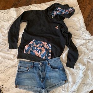 Hoodie with leaf pattern accents